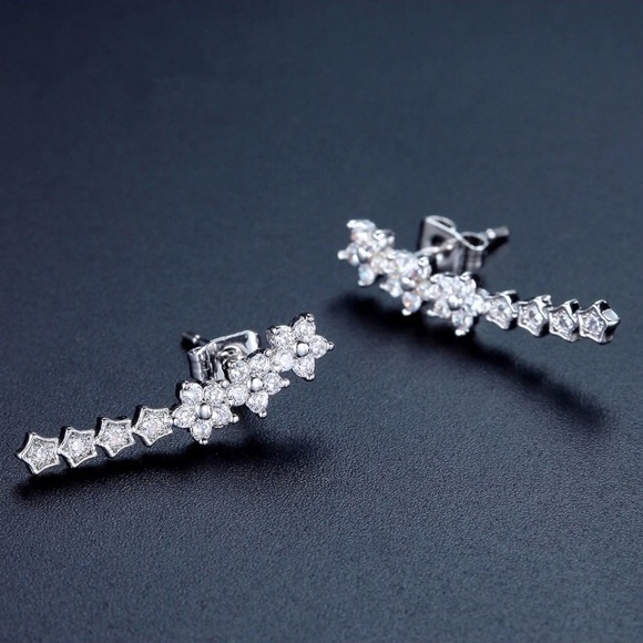 NEW!💙💎BEAUTIFUL! FLOWER CZ EARRINGS!💎💙QUALITY! - Picture 5 of 6